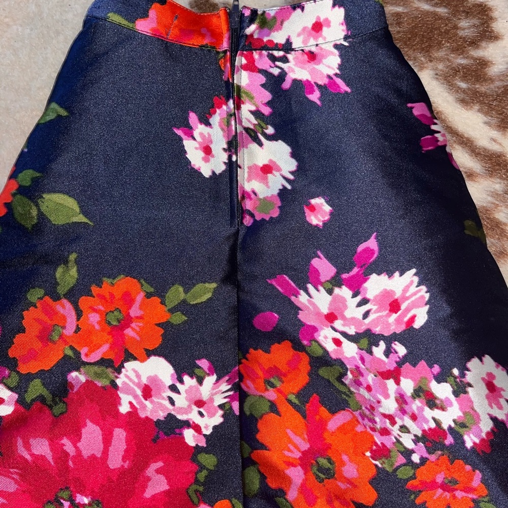 Women’s Skirt - Picture 3 of 3